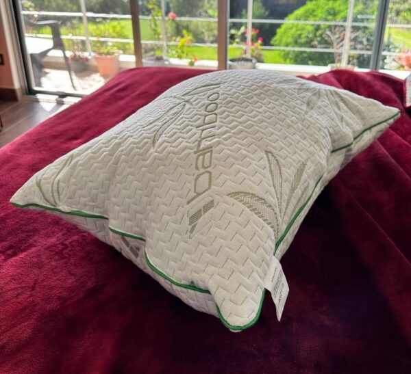 Almohada de Bamboo Refrescante y Ortopédica (45x65 cm) – Soporte Firme y Anti-Ácaros